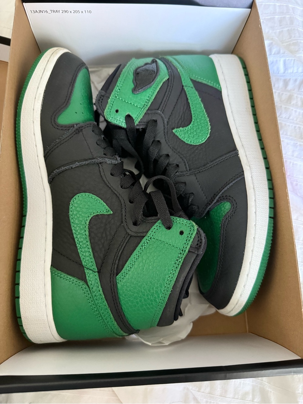 Nike Air Jordan 1 Retro High OG - Picture 6 of 10